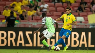 Lucas Paquetá disputa amistoso contra a Nigéria, neste domingo (13), em que Brasil empatou por 1 a 1