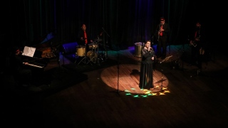 Mara Rita interpreta as composições durante o espetáculo musical 