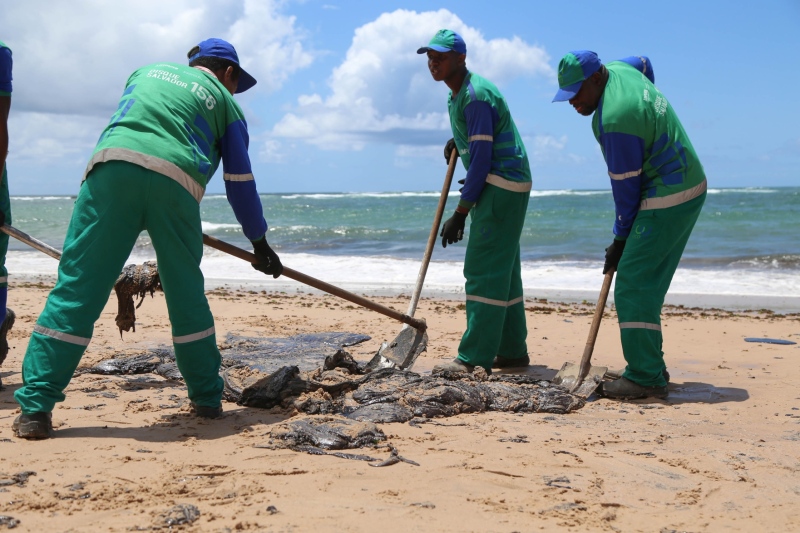 Funcionários contratados pela prefeitura de Salvador fazem limpeza de praia na capital da Bahia