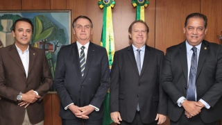Deputado Federal Carlos Gaguim, presidente Jair Bolsonaro, governador Mauro Carlesse e o senador Edu