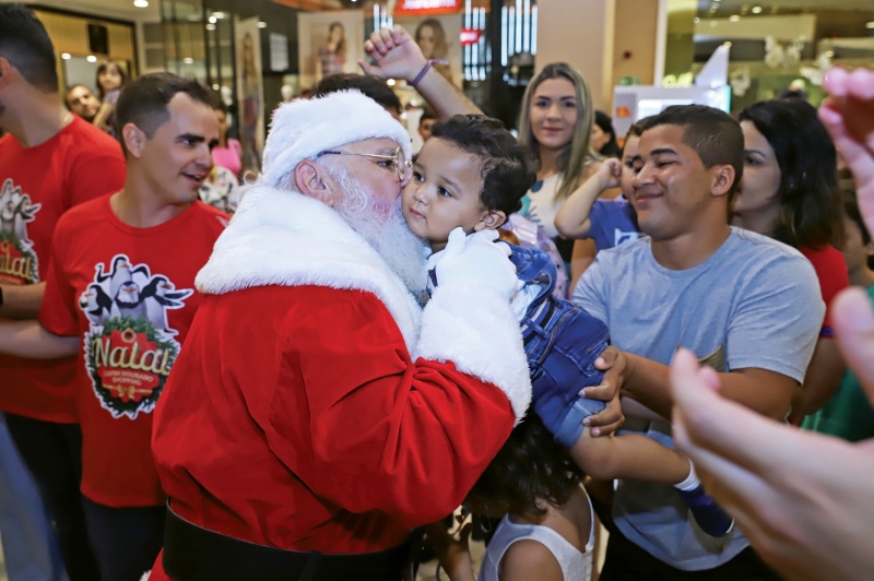 No trajeto entre os corredores do shopping, Papai Noel abraçou os pequeninos