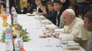 Papa Francisco almoça com moradores de rua no Dia Mundial dos Pobres