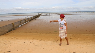 Dona Tica mostra a situação da praia