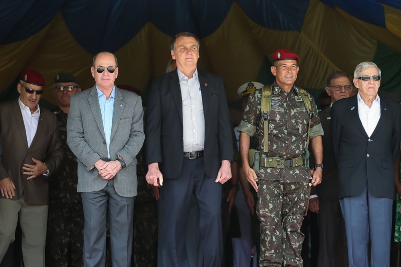 Bolsonaro fala em democracia e homenageia Gugu em cerimônia militar