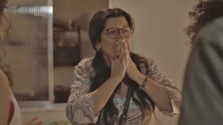 Lurdes (Regina Casé) se desespera ao saber de rebelião em 'Amor de Mãe' — Foto: Globo