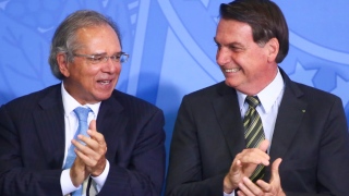 O ministro Paulo Guedes ao lado do presidente Jair Bolsonaro: Férias do ministro foram autorizadas p