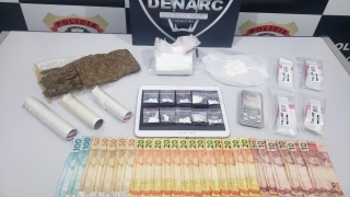Drogas e dinheiro apreendido com suspeitas