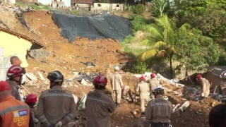 Deslizamento de barreira deixa mortos no Recife