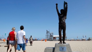 Estátua do piloto Ayrton Senna em tamanho real é instalada no calçadão de Copacabana - Fernando Fraz