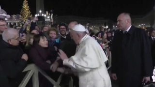 Papa deixa mensagem em defesa das mulheres e se desculpa por perder a paciência com fiel