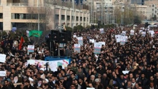 Manifestantes reúnem-se em Teerã depois de morte de general