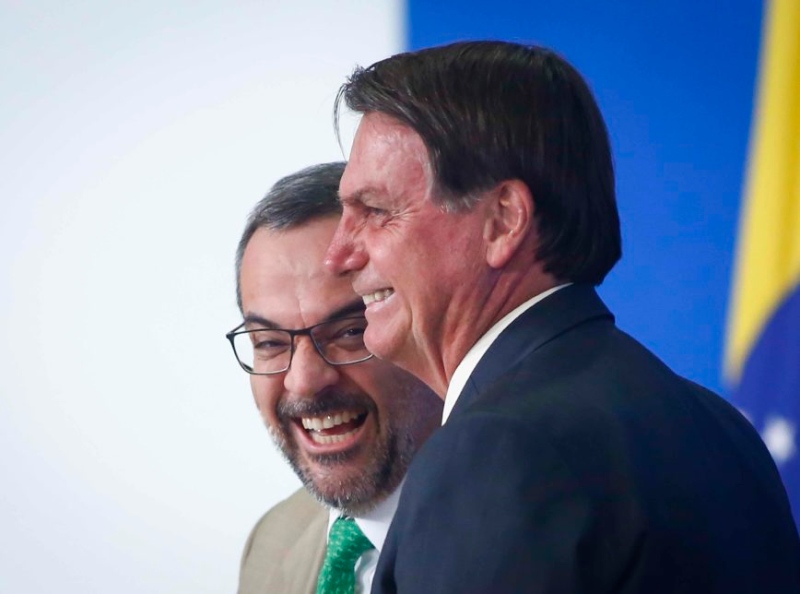 Weintraub e Bolsonaro na cerimônia de lançamento do programa Educação Conectada, no Palácio do Plana
