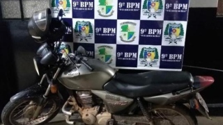 Motocicleta apreendida com suspeito presos pela PM