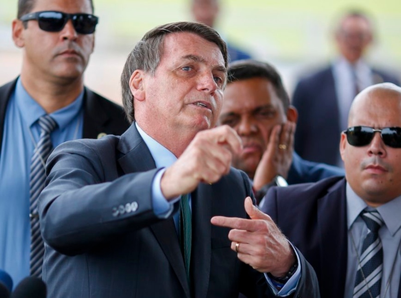 O presidente Jair Bolsonaro em uma de suas entrevistas à imprensa ao sair do Palácio da Alvorada