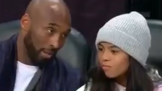 Kobe Bryant e a filha, Gianna, em um jogo da NBA