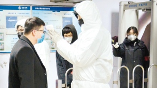 Homem é avaliado em estação de metrô em Beijing, na China 