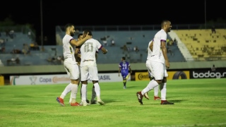 Jogadores do Paraná celebram segundo gol