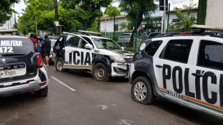 Carros tiveram os pneus furados em frente a batalhões de polícia em Fortaleza — Foto: José Leomar/SV