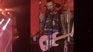 Vocalista do Maroon 5 usa guitarra da Hello Kitty durante show em São Paulo