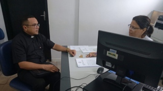 Reverendo Geraldo Santos de Magela Neto na Polícia Civil protocolando documento