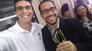 Raphael Alves (camisa branca) e Leonardo Vieira (terno e prêmio nas mãos)