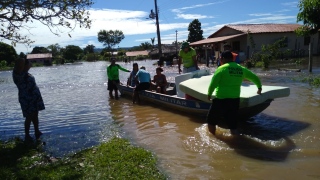 Momento de resgate de moradores de Araguanã