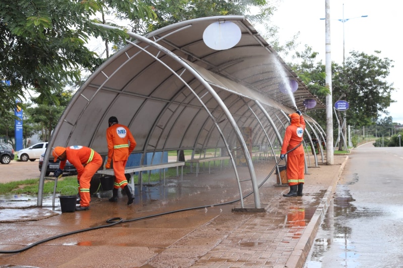 Funcionários da MB Limpeza Urbana lavando a Estação Apinajé na Av. Teotônio Segurado.