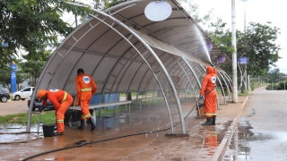 Funcionários da MB Limpeza Urbana lavando a Estação Apinajé na Av. Teotônio Segurado.