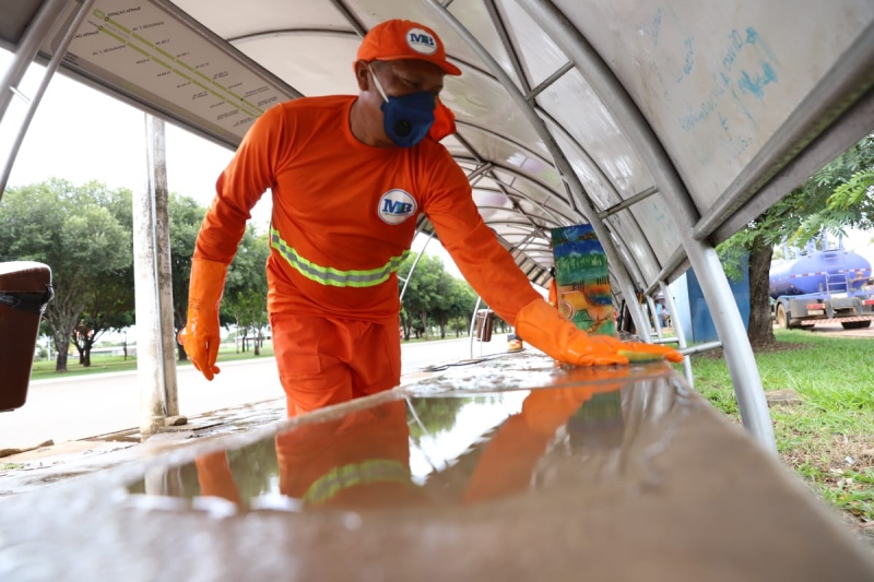 Funcionários da MB Limpeza Urbana lavando a Estação Apinajé na Av. Teotônio Segurado