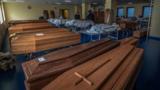 Academia de hospital em Bergamo tomada por caixões de vítimas do novo coronavírus