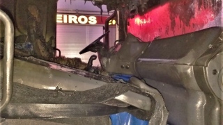 Situação do interior do caminhão após incêndio