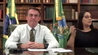 'Nenhum ministro meu é indemissível e Mandetta tem que ouvir mais o presidente', diz Bolsonaro