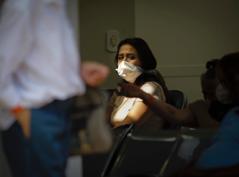 Paciente na sala de espera do Hospital Regional da Asa Norte, em Brasília, usando máscara