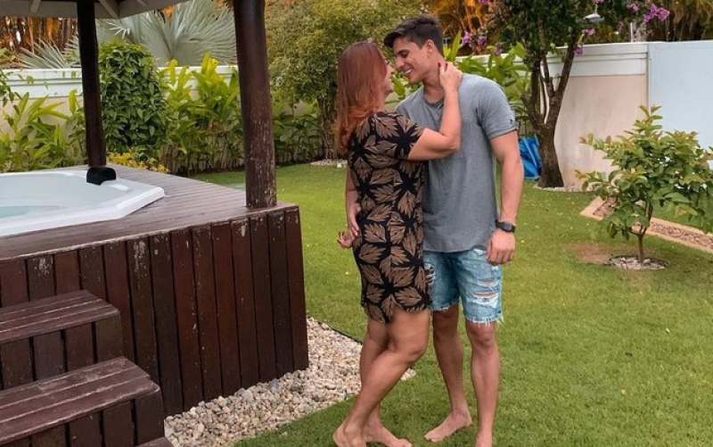 Mãe de Neymar assume namoro com jogador 30 anos mais novo e filho aprova: ''Seja feliz''