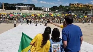 Jair Bolsonaro acena para manifestantes