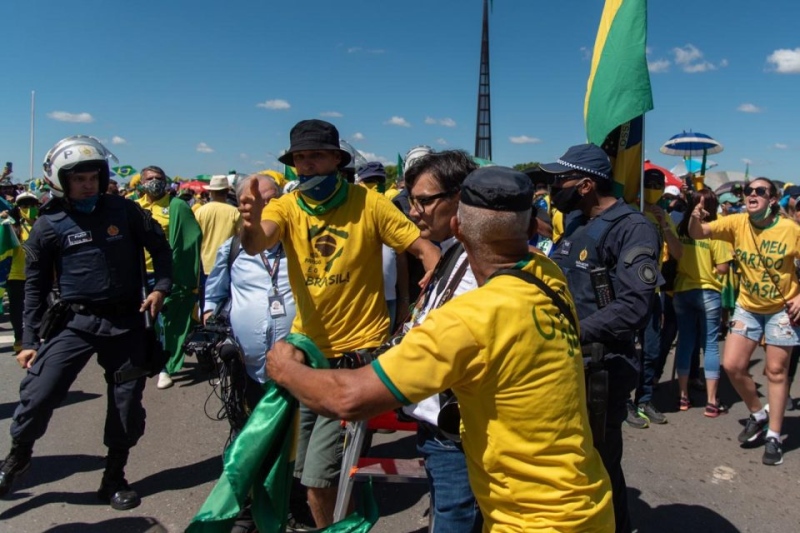 No dia mundial da liberdade de imprensa, jornalistas são agredidos em manifestação pró-Bolsonaro