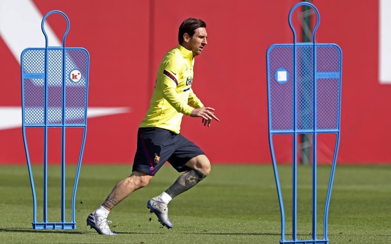 Messi participa de treino do Barcelona