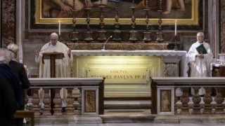 Papa Francisco celebrou missa em frente à tumba de São João Paulo II
