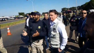 Bolsonaro acompanhado de policiais rodoviários federais