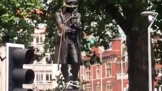Ingleses derrubam estátua de traficante de escravos durante protesto antirracismo