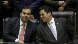 O presidente da Câmara dos Deputados (esq.), Rodrigo Maia (DEM-RJ), e o presidente do Senado, Davi A