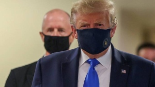 Donald Trump aparece pela primeira vez em público usando máscara