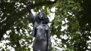 estátua ativista negra