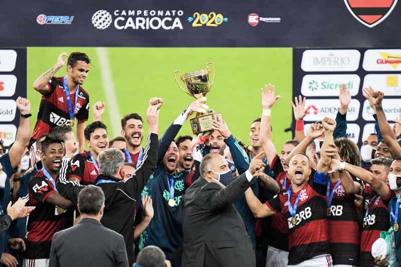 Jogadores e dirigentes do Flamengo comemoram título do Campeonato Carioca no gramado do Maracanã