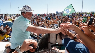 Presidente da República, Jair Bolsonaro, cumprimenta populares no Aeroporto Internacional Serra da C