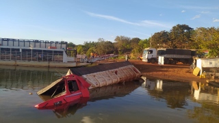 Caminhão ficou parcialmente submerso em Porto Nacional
