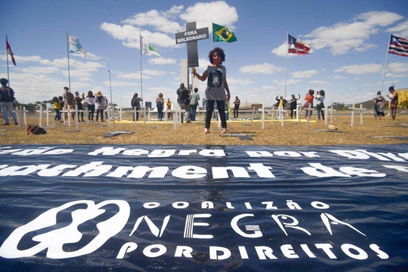Membros da Coalização Negra por Direitos fazem protesto simbólico no gramado da esplanada dos Minist