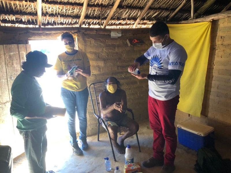 Entrega de kits de higiene nas aldeias