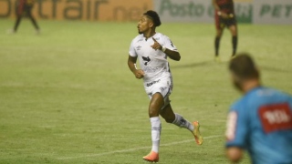 Marinho marca o gol da vitória do Santos