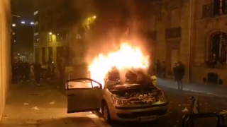 Carro queimado durante confusão em Paris após final da Liga dos Campeões Imagem: Reprodução/Twitter